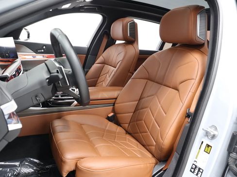 Used 2024 BMW 760i xDrive w/ Premium Package 2 AWD/4WD image 16