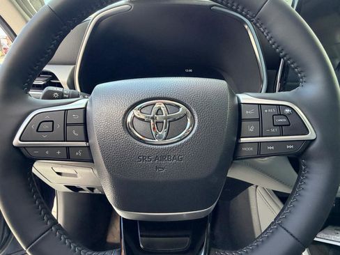 New 2026 Toyota Highlander Platinum image 23