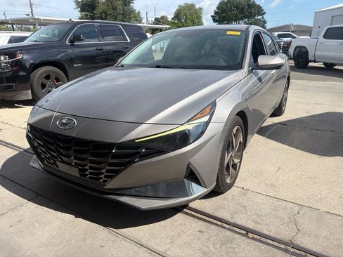 Used 2021 Hyundai Elantra SEL w/ Convenience + Premium Package FWD image 3