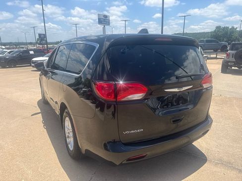 Used 2023 Chrysler Voyager LX FWD image 5