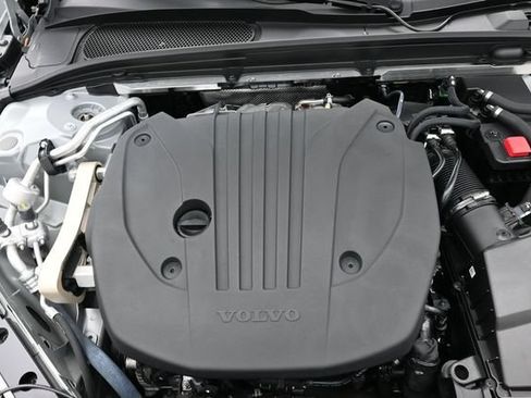Used 2025 Volvo S60 B5 Plus FWD image 33