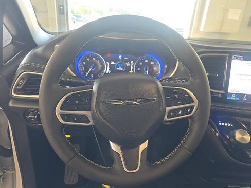Used 2025 Chrysler Pacifica Select FWD image 8