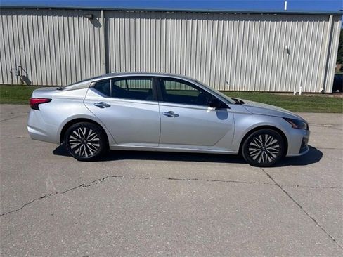 Used 2024 Nissan Altima 2.5 SV image 2