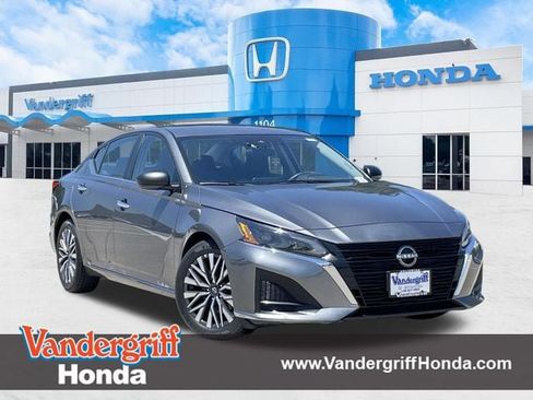 Used 2025 Nissan Altima 2.5 SV FWD image 1