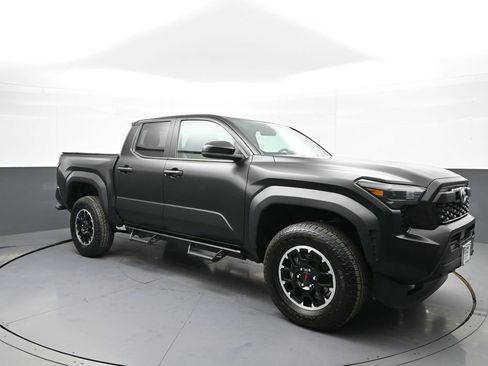 Certified 2025 Toyota Tacoma TRD Off-Road image 4