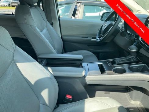 Used 2023 Toyota Sienna Limited FWD image 3