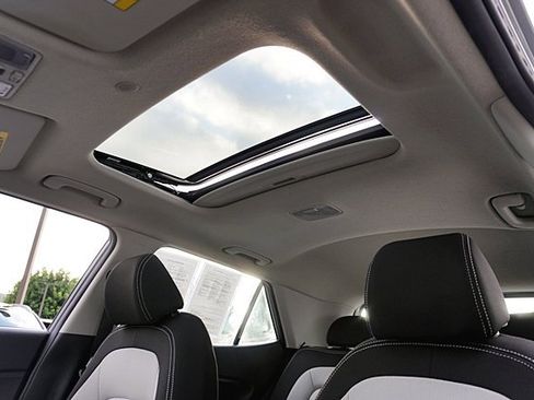 Certified 2023 Hyundai Venue SEL image 16