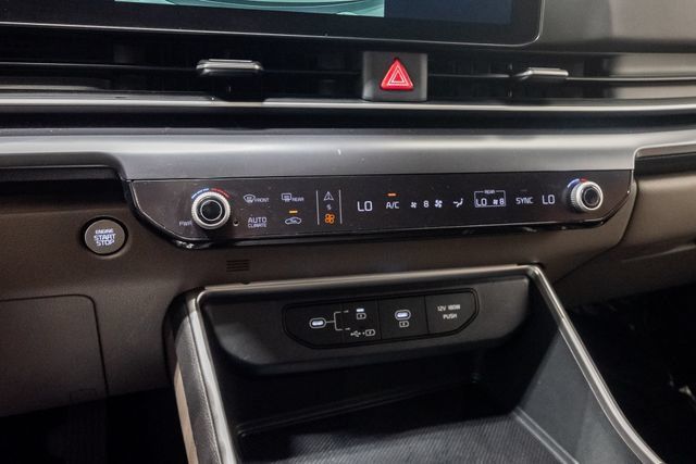Certified 2025 Kia Carnival FWD image 16