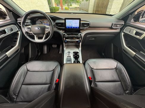 Used 2022 Ford Explorer Limited w/ Equipment Group 301A AWD/4WD image 2