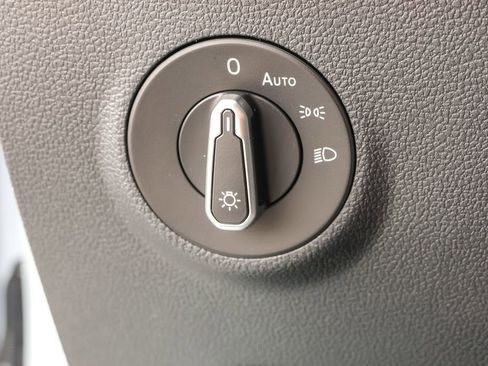 Used 2025 Volkswagen Taos SEL image 18