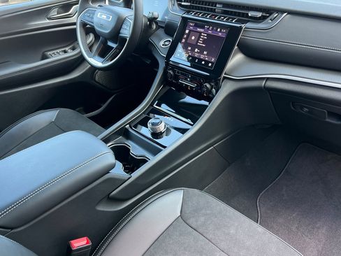 New 2025 Jeep Grand Cherokee L Altitude image 17