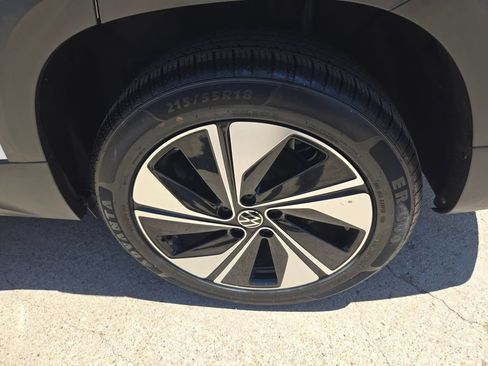Used 2025 Volkswagen Taos SE AWD/4WD image 25