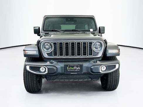 Used 2025 Jeep Wrangler Sahara image 2