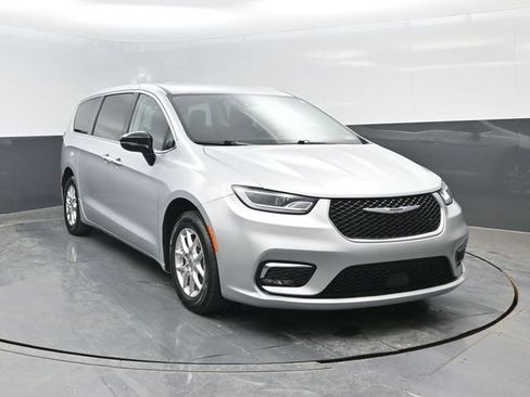 Used 2024 Chrysler Pacifica Touring-L FWD image 2