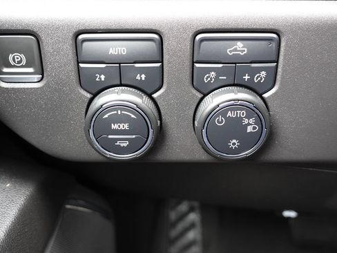 Used 2023 Chevrolet Silverado 1500 LT AWD/4WD image 44