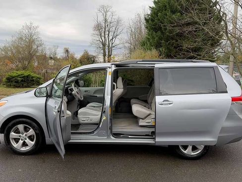 Used 2014 Toyota Sienna LE image 31