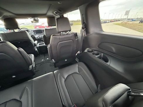 New 2026 Chrysler Pacifica Select image 12