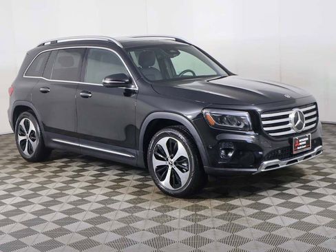 Used 2025 Mercedes-Benz GLB 250 4MATIC image 2