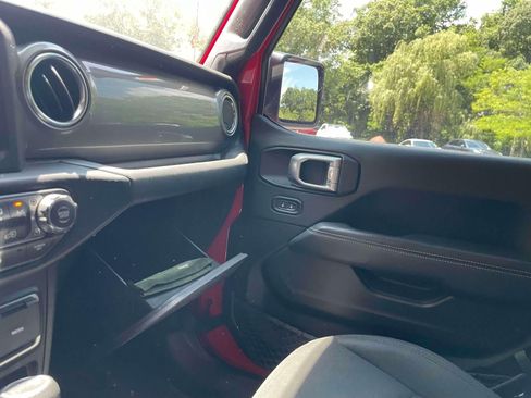 Used 2019 Jeep Wrangler Unlimited Sahara AWD/4WD image 32