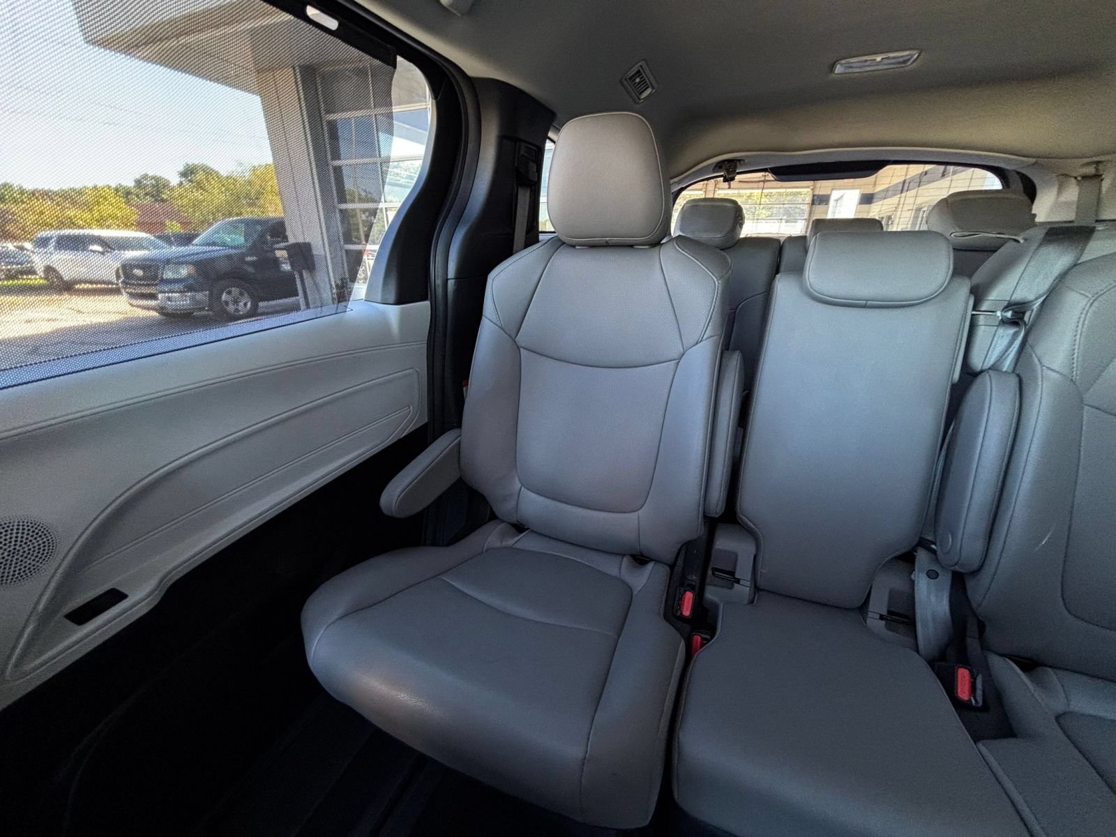 Used 2025 Toyota Sienna XLE FWD image 41