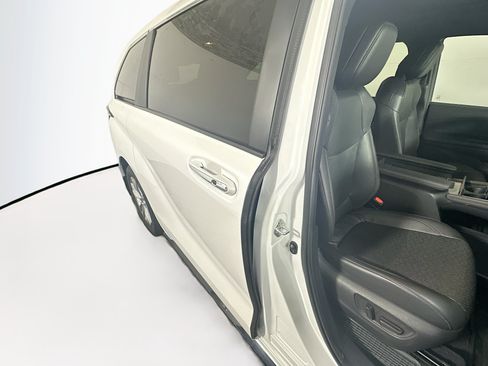 Used 2025 Toyota Sienna Limited FWD image 28