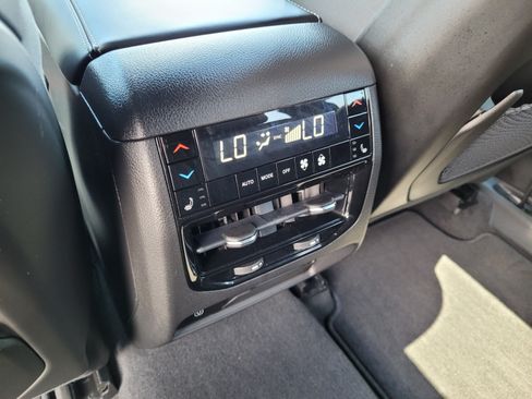 Used 2022 Jeep Grand Cherokee Overland w/ Luxury Tech Group IV AWD/4WD image 16