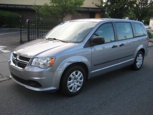 Used 2016 Dodge Grand Caravan American Value Package FWD image 2