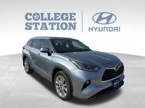 Used 2023 Toyota Highlander Limited image 3