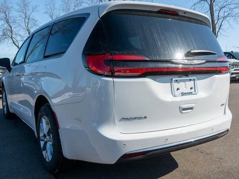 New 2026 Chrysler Pacifica Select image 7