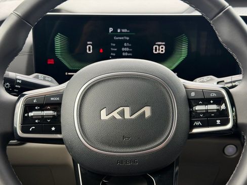 Used 2025 Kia Carnival EX FWD image 13