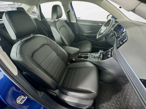 Used 2024 Volkswagen Jetta SE w/ Panoramic Sunroof Package image 29