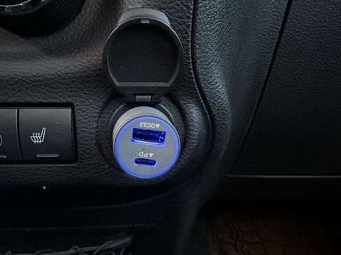 Used 2015 Jeep Wrangler Unlimited Sahara w/ Connectivity Group image 20