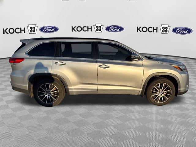Used 2017 Toyota Highlander SE AWD/4WD image 9