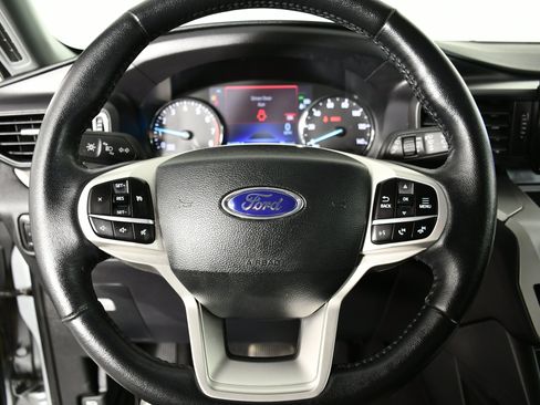 Used 2023 Ford Explorer XLT AWD/4WD image 19