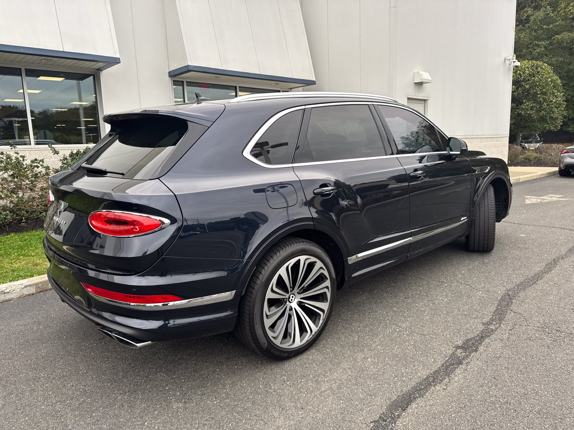 Used 2023 Bentley Bentayga AWD/4WD image 2