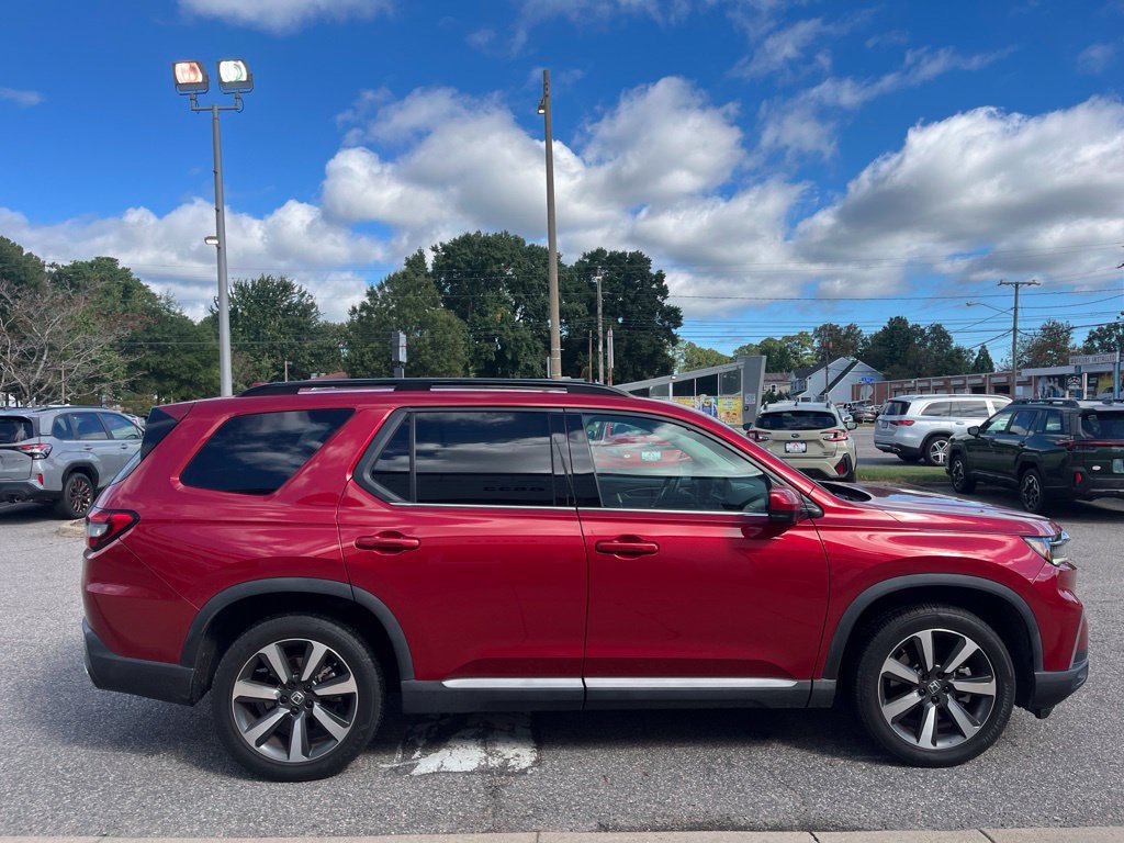 Used 2025 Honda Pilot Touring image 3