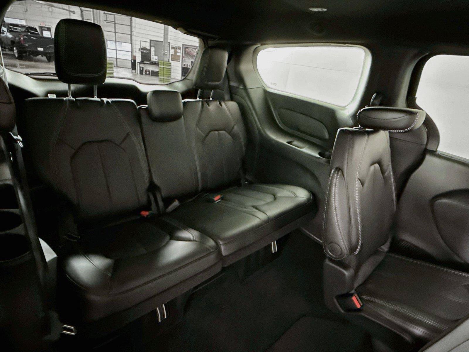 New 2027 Chrysler Pacifica Select AWD/4WD image 19