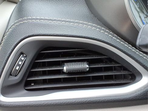 Used 2021 Chrysler Pacifica Touring-L FWD image 21