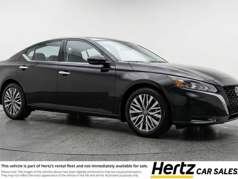 Used 2025 Nissan Altima 2.5 SV image 1