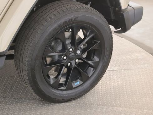 Used 2022 Jeep Wrangler Unlimited Sahara w/ Cold Weather Group image 14