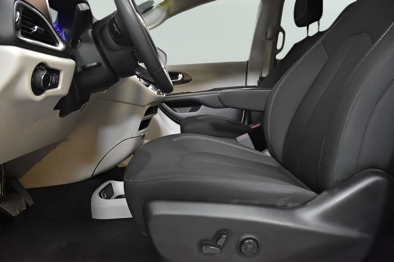 Used 2023 Chrysler Voyager LX FWD image 13