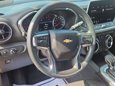 Used 2025 Chevrolet Blazer LT FWD image 11