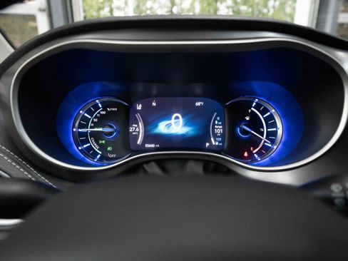 Used 2022 Chrysler Pacifica Touring-L w/ Uconnect Theater Family Group image 16