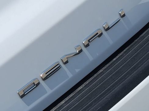 Used 2024 GMC Yukon XL Denali RWD image 11