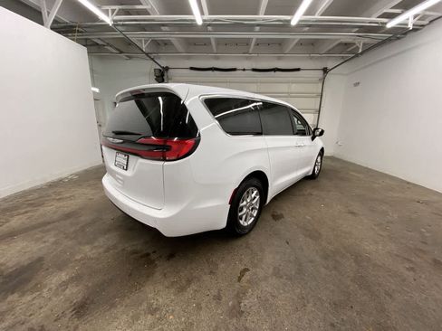 Used 2024 Chrysler Pacifica Touring-L FWD image 6