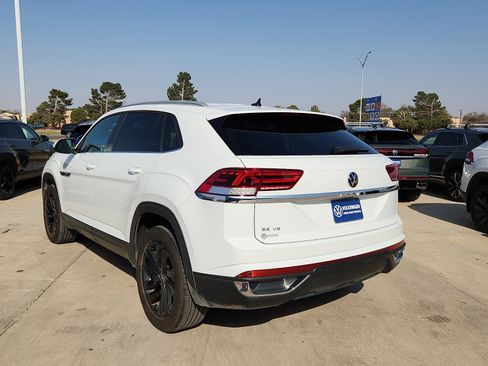 Used 2021 Volkswagen Atlas Cross Sport SE w/ 20" Black Wheels Package image 5