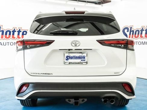 Used 2024 Toyota Highlander XSE image 6