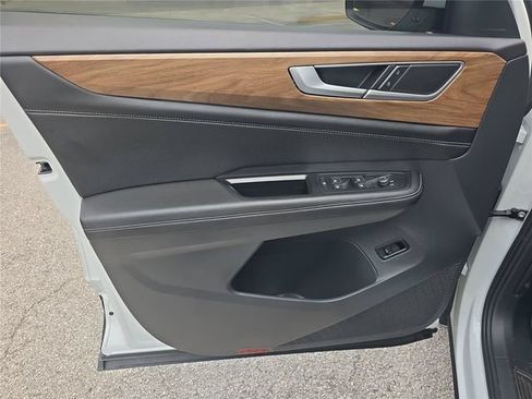 Used 2024 Volkswagen Atlas SE FWD image 15