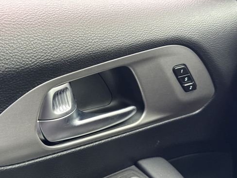 Used 2023 Chrysler Pacifica Limited w/ Uconnect Theater Family Group FWD image 25