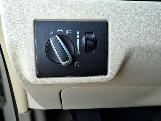 Used 2009 Volkswagen Routan SE FWD image 19